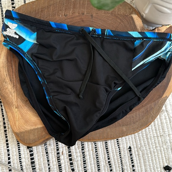 TYR - Picture 5 of 5